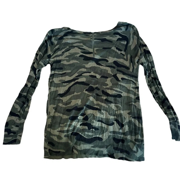 Torrid women's long sleeve camouflage blouse with zipper on the back size 2 - Picture 2 of 3